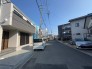 南側に面した道路があり自然光が豊富で明るい環境。穏やかな風が心地よく通り、快適な生活空間を演出。周辺環境も充実し、安心して暮らせる場所です。
