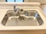 使い勝手が良い大型シンク。料理が楽しくなる広々とした作業スペースで、家事もストレスフリーです。
