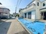 南側に面した道路があり自然光が豊富で明るい環境。穏やかな風が心地よく通り、快適な生活空間を演出。周辺環境も充実し、安心して暮らせる場所です。
