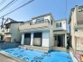 周囲と調和した外観デザイン。建物の両隣との統一感があり、街並みに溶け込む美しい佇まいです。環境に配慮したデザインで、地域の景観を損なわずに、快適な住環境を提供します。

