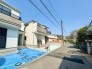 2号棟 南側に面した道路があり自然光が豊富で明るい環境。穏やかな風が心地よく通り、快適な生活空間を演出。周辺環境も充実し、安心して暮らせる場所です。
