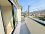 2居室から出入り可能なワイドバルコニー。広々とした空間で、自然の美しさを満喫出来ます。心地よい風を感じながら、日々の生活に潤いを与えます。
