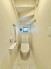 手すり付きトイレは、安心して利用できるバリアフリー設計。高齢者や身体的に不自由な方にも配慮し、安全で快適なトイレ空間を提供します。
