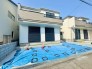 周囲と調和した外観デザイン。建物の両隣との統一感があり、街並みに溶け込む美しい佇まいです。環境に配慮したデザインで、地域の景観を損なわずに、快適な住環境を提供します。
