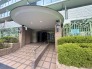 円形の屋根が特徴的なエントランス！緩やかな階段で出入りもスムーズです！