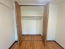 収納に便利な棚付きクローゼット。洋服や小物を整理整頓しやすく、使い勝手が良く広々とした空間で、快適な生活を実現します。


