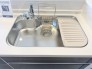 使い勝手が良い大型シンク。料理が楽しくなる広々とした作業スペースで、家事もストレスフリーです。
