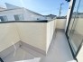二つのバルコニーが設けられた住まい。一つは広々とした休息スペース、もう一つは日々の洗濯物や植物の育成に最適な場所です。
