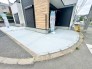 2台駐車可能なカースペース。限られたスペースでも効率的に車を駐車でき、生活の利便性を高めます。
