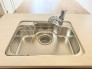 使い勝手が良い大型シンク。料理が楽しくなる広々とした作業スペースで、家事もストレスフリーです。
