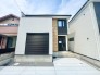 2号棟 周囲と調和した外観デザイン。建物の両隣との統一感があり、街並みに溶け込む美しい佇まいです。環境に配慮したデザインで、地域の景観を損なわずに、快適な住環境を提供します。
