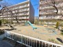 敷地内の公園が滑り台や砂場も完備。お子様がのびのびと遊べる場所です！