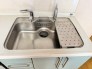 使い勝手が良い大型シンク。料理が楽しくなる広々とした作業スペースで、家事もストレスフリーです。
