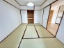 和室の扉を開けるとダイニングへ。来客時は独立した和室としてもお使い頂けます。
