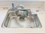 使い勝手が良い大型シンク。料理が楽しくなる広々とした作業スペースで、家事もストレスフリーです。
