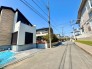 東側に面した道路があり自然光が豊富で明るい環境。穏やかな風が心地よく通り、快適な生活空間を演出。周辺環境も充実し、安心して暮らせる場所です。
