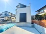1号棟 周囲と調和した外観デザイン。建物の両隣との統一感があり、街並みに溶け込む美しい佇まいです。環境に配慮したデザインで、地域の景観を損なわずに、快適な住環境を提供します。
