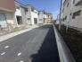 北西側に面した道路があり静かな環境です。穏やかな風が心地よく通り、快適な生活空間を演出。周辺環境も充実し、安心して暮らせる場所です。
