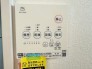 24時間換気システムは常時空気を循環させ、室内の空気品質を向上。健康や快適さを促進し、エネルギー効率を改善。建物全体の環境に配慮しています。
