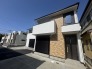 2号棟 周囲と調和した外観デザイン。建物の両隣との統一感があり、街並みに溶け込む美しい佇まいです。環境に配慮したデザインで、地域の景観を損なわずに、快適な住環境を提供します。
