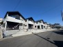 南東側に面した道路があり自然光が豊富で明るい環境。穏やかな風が心地よく通り、快適な生活空間を演出。周辺環境も充実し、安心して暮らせる場所です。
