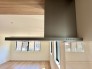 キッチンをスタイリッシュに彩るＴ型レンジフード。効率的な換気と美しいデザインが調理空間をより快適に演出します。
