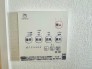 24時間換気システムは常時空気を循環させ、室内の空気品質を向上。健康や快適さを促進し、エネルギー効率を改善。建物全体の環境に配慮しています。
