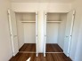 収納に便利な棚付きクローゼット。洋服や小物を整理整頓しやすく、使い勝手が良く広々とした空間で、快適な生活を実現します。
