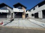 2号棟 周囲と調和した外観デザイン。建物の両隣との統一感があり、街並みに溶け込む美しい佇まいです。環境に配慮したデザインで、地域の景観を損なわずに、快適な住環境を提供します。
。
