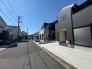 南側に面した道路があり自然光が豊富で明るい環境。穏やかな風が心地よく通り、快適な生活空間を演出。周辺環境も充実し、安心して暮らせる場所です。
