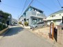 西側に面した道路があり静かな環境です。穏やかな風が心地よく通り、快適な生活空間を演出。周辺環境も充実し、安心して暮らせる場所です。
