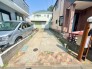 縦列2台駐車可能なカースペース。限られたスペースでも効率的に車を駐車でき、生活の利便性を高めます。
