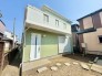 ポラスの旧分譲地内。建物の両隣との統一感があり、街並みに溶け込む美しい佇まいです。環境に配慮したデザインで、地域の景観を損なわずに、快適な住環境を提供します。

