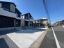 東側に面した道路があり自然光が豊富で明るい環境。穏やかな風が心地よく通り、快適な生活空間を演出。周辺環境も充実し、安心して暮らせる場所です。
