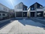 周囲と調和した外観デザイン。建物の両隣との統一感があり、街並みに溶け込む美しい佇まいです。環境に配慮したデザインで、地域の景観を損なわずに、快適な住環境を提供します。
