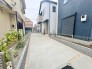 縦列駐車可能なカースペース。限られたスペースでも効率的に車を駐車でき、生活の利便性を高めます。
