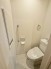 手すり付きトイレは、安心して利用できるバリアフリー設計。高齢者や身体的に不自由な方にも配慮し、安全で快適なトイレ空間を提供します。
