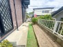 庭スペースが広がる、自然と調和した癒しの空間。季節の移ろいや植物の息づかいを感じながら、ガーデニングの楽しみも満喫できる、心安らぐ場所です。