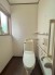 手すり付きトイレは、安心して利用できるバリアフリー設計。高齢者や身体的に不自由な方にも配慮し、安全で快適なトイレ空間を提供します。
