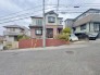 南東側に面した道路があり自然光が豊富で明るい環境。穏やかな風が心地よく通り、快適な生活空間を演出。周辺環境も充実し、安心して暮らせる場所です。
