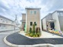A号棟：
開放的な住宅街で庭スペースも確保。暮らしやすい環境が整っている立地です。
