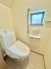 手すり付きトイレは、安心して利用できるバリアフリー設計。高齢者や身体的に不自由な方にも配慮し、安全で快適なトイレ空間を提供します。
