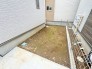 庭スペースが広がる、自然と調和した癒しの空間。季節の移ろいや植物の息づかいを感じながら、ガーデニングの楽しみも満喫できる、心安らぐ場所です。
