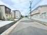 C号棟 南側に面した道路があり自然光が豊富で明るい環境。穏やかな風が心地よく通り、快適な生活空間を演出。周辺環境も充実し、安心して暮らせる場所です。
