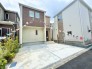 C号棟 周囲と調和した外観デザイン。建物の両隣との統一感があり、街並みに溶け込む美しい佇まいです。環境に配慮したデザインで、地域の景観を損なわずに、快適な住環境を提供します。
