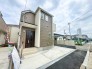 周囲と調和した外観デザイン。建物の両隣との統一感があり、街並みに溶け込む美しい佇まいです。環境に配慮したデザインで、地域の景観を損なわずに、快適な住環境を提供します。
