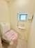 手すり付きトイレは、安心して利用できるバリアフリー設計。高齢者や身体的に不自由な方にも配慮し、安全で快適なトイレ空間を提供します。
