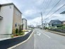 西側に面した道路があり自然光が豊富で明るい環境。穏やかな風が心地よく通り、快適な生活空間を演出。周辺環境も充実し、安心して暮らせる場所です。
