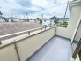 二つのバルコニーが設けられた住まい。一つは広々とした休息スペース、もう一つは日々の洗濯物や植物の育成に最適な場所です。
