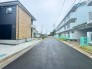 北側に面した道路があり静かな環境です。穏やかな風が心地よく通り、快適な生活空間を演出。周辺環境も充実し、安心して暮らせる場所です。

